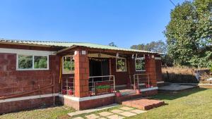 马哈巴莱斯赫瓦尔LaForesta By Mahabaleshwar Stay的一座带门廊的红砖小房子