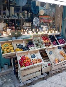 a display of fruits and vegetables in wooden boxes at Appartement dans le centre historique avec terrasse privée in Orange