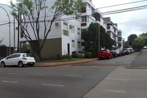 un coche blanco estacionado al lado de una calle en Apartamento a Pasos del Centro, en Posadas