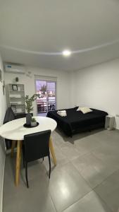 コスキンにあるApart Buena Vista Cosquín - Departamentos en pleno centroのベッド、テーブル、テーブル、椅子が備わる客室です。 +28枚の写真