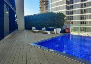 Bazén v ubytování WelHome - Opulent Retreat With Panoramic Cityscape Views nebo v jeho okolí