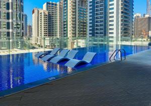 Bazén v ubytování WelHome - Opulent Retreat With Panoramic Cityscape Views nebo v jeho okolí