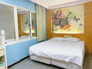 Postel nebo postele na pokoji v ubytování Clover house-自助式無人旅店
