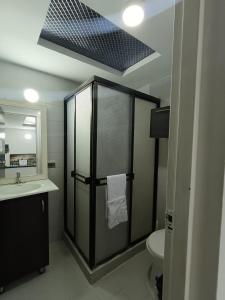 um banheiro com chuveiro, pia e vaso sanitário em Casa Familiar 4 Habitaciones con Agua Caliente, WiFi y Patio - Acepta Mascotas em Pereira mais 42 fotografias