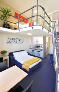 Katil atau katil-katil dalam bilik di Metro Apartments on Darling Harbour