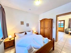 a bedroom with a large bed in a room at Appartementhaus Königstraße Ferienwohnung Hohenschwangau in Füssen