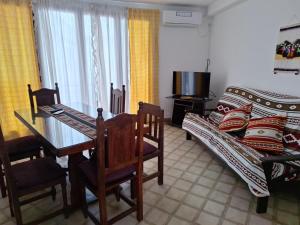 a living room with a dining room table and a bed at Apartment Chunin Depart in Salta
