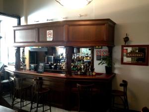 um bar num restaurante com bancos à volta em Mercantile Hotel em Sydney