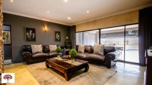 Posezení v ubytování Zebula Golf and Wildlife Estate - The Milky Way Pax 12 - Moi Signature Luxury villa