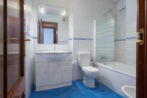 a bathroom with a toilet and a sink and a shower at LuxSevilla Moderno Piscina Free Parking in Bormujos