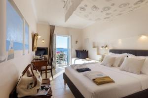 Postel nebo postele na pokoji v ubytování Aneroussa Beach Hotel