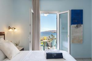 Postel nebo postele na pokoji v ubytování Aneroussa Beach Hotel