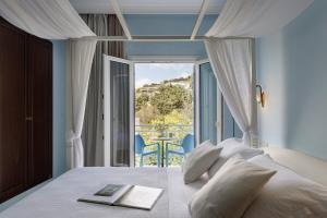 Postel nebo postele na pokoji v ubytování Aneroussa Beach Hotel