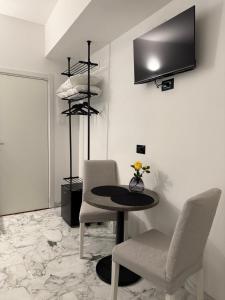 TV a/nebo společenská místnost v ubytování Panta Rei Camere di Charme e Spa