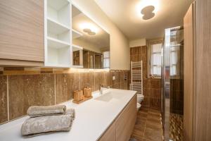 Koupelna v ubytování "Vue Du Clocher" - Etroubles Boutique Apartment + 35 fotografií