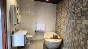 un baño con inodoro y lavabo en Gp House Bali, en Gianyar