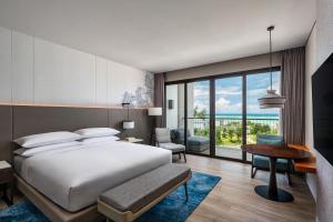 Postel nebo postele na pokoji v ubytování Khao Lak Marriott Beach Resort & Spa