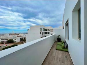 Μπαλκόνι ή βεράντα στο Luxurious Sea View 2 Bedroom Apartment