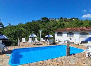 A piscina localizada em Pousada 3 Corações Penedo ou nos arredores