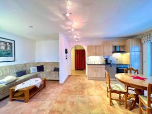 ein Wohnzimmer mit Couch und Tisch und eine Küche in der Unterkunft Appartementhaus Königstraße Ferienwohnung Linderhof in Füssen