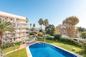 een appartement met een zwembad voor een gebouw bij Beach Palace Carihuela in Torremolinos