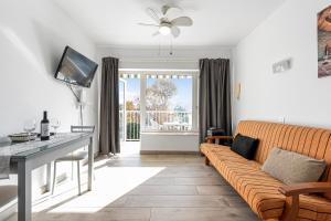 een woonkamer met een bank en een tafel bij Beach Palace Carihuela in Torremolinos