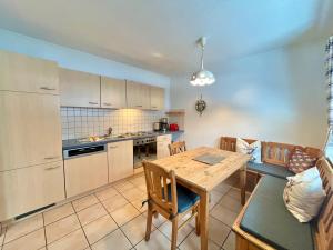 Köök või kööginurk majutusasutuses Appartementhaus Königstraße Ferienwohnung Neuschwanstein +2 fotot