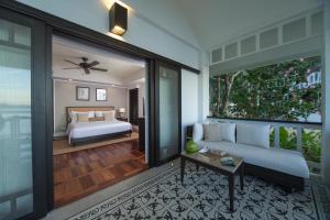 Una cama o camas en una habitación de El Nido Resorts Lagen Island