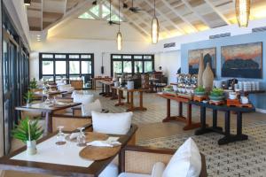 Un restaurant u otro lugar para comer en El Nido Resorts Lagen Island