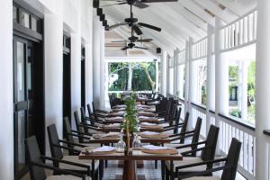 Un restaurant u otro lugar para comer en El Nido Resorts Lagen Island