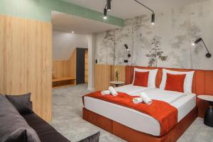 A bed or beds in a room at Sziget Hotel Még 54 kép
