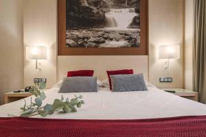 Postel nebo postele na pokoji v ubytování Hotel Condes de Haro + 37 fotografií