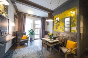 salon z biurkiem i żółtymi poduszkami w obiekcie Miss Sophie's New Town & Wellness w Pradze
