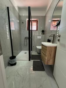 Koupelna v ubytování Apartmani Meri