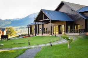a house on a hill with a path leading to it at AMANCIO Hotel & Cabañas in Villa Meliquina
