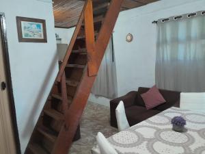 una scala a chiocciola in un soggiorno con tavolo di Puerto del sol a Punta Del Diablo