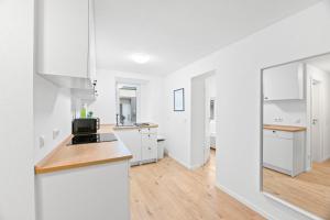 Una cocina con gabinetes blancos y encimera. en Gemütliches Haus in Nürtingen Zentrum Kitchen,Wifi,Smart TV, en Nürtingen