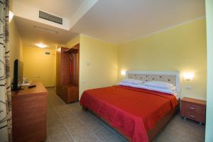 1 dormitorio con 1 cama y TV en Sara Boutique Hotel - Laurette Due en Mamaia