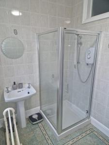 a bathroom with a shower and a sink at Hereford - Falcon House - Spacious 5 Bedroom House With Games Room - Sleeps 14 Guests - Great Property For Family & Friends Gathering Together - Hosted by RENTMYHOUSE in Hereford +43 photos
