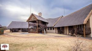 un grand bâtiment avec un toit de chaume dans l'établissement Zebula Golf and Wildlife Estate - Open Horizon Pax 8 - Moi Signature Luxury villa, à Mabula 30 autres photos
