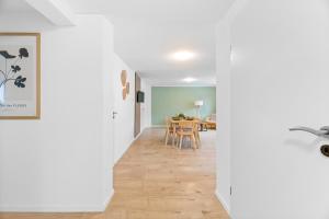 pasillo con comedor y mesa de comedor en Gemütliches Haus in Nürtingen Zentrum Kitchen,Wifi,Smart TV, en Nürtingen