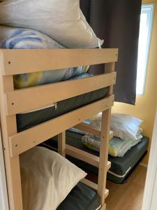Litera con almohadas en la litera inferior en mobil home 6 personnes, en La Tranche-sur-Mer