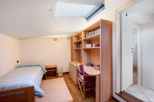 a bedroom with a desk and a bed and a desk sidx sidx sidx at Locazione turistica Raffa-Ele in Cantù