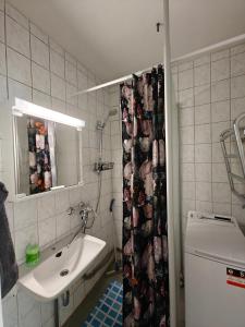 Phòng tắm tại 3-room apartment in Oulu center, parking