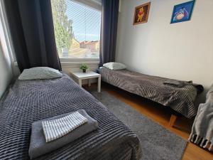 Giường trong phòng chung tại 3-room apartment in Oulu center, parking