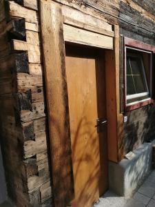 a wooden door on the side of a building at Kaiserhaus Harald Astner Ebbs Studio 2 in Ebbs