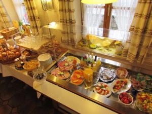 uma linha de buffet com muitos tipos diferentes de alimentos em Gästehaus Gritscher em Josefsthal