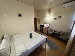 Ένα ή περισσότερα κρεβάτια σε δωμάτιο στο ALEM Hotel