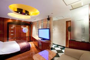 TV a/nebo společenská místnost v ubytování HOTEL & SPA J-MEX Shinjuku Kabukicho (Adult Only)