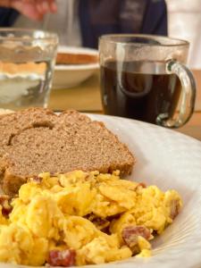 a plate of eggs and toast and a glass of beer at FITZ CAMP - Glamping agreste - Base Cerro Fitz Roy in El Chalten